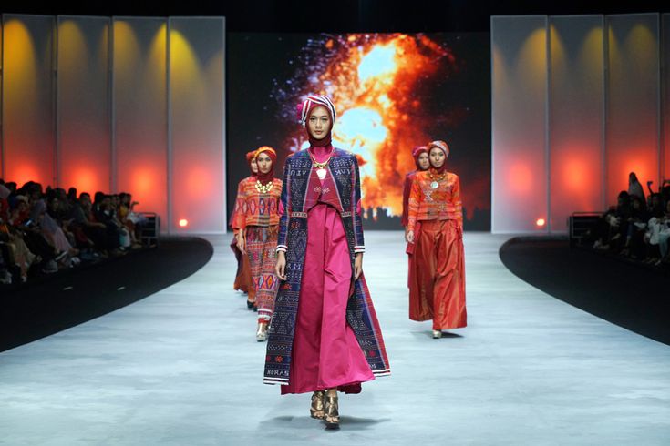 Photo - Indonesia Fashion Week | Indonesia fashion week, Indonesia ... Photo - Indonesia Fashion Week | Indonesia fashion week, Indonesia ...