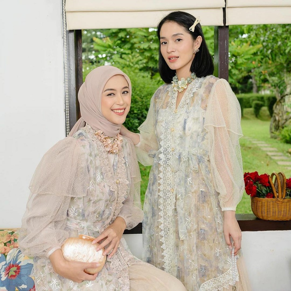10 Inspirasi Baju Lebaran Wanita 2024 yang Stylish - Laruna 10 Inspirasi Baju Lebaran Wanita 2024 yang Stylish - Laruna